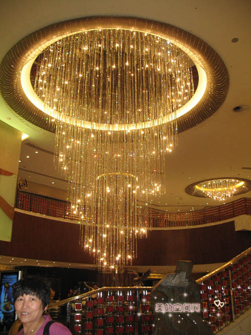 赌王何洪森的赌场的吊灯